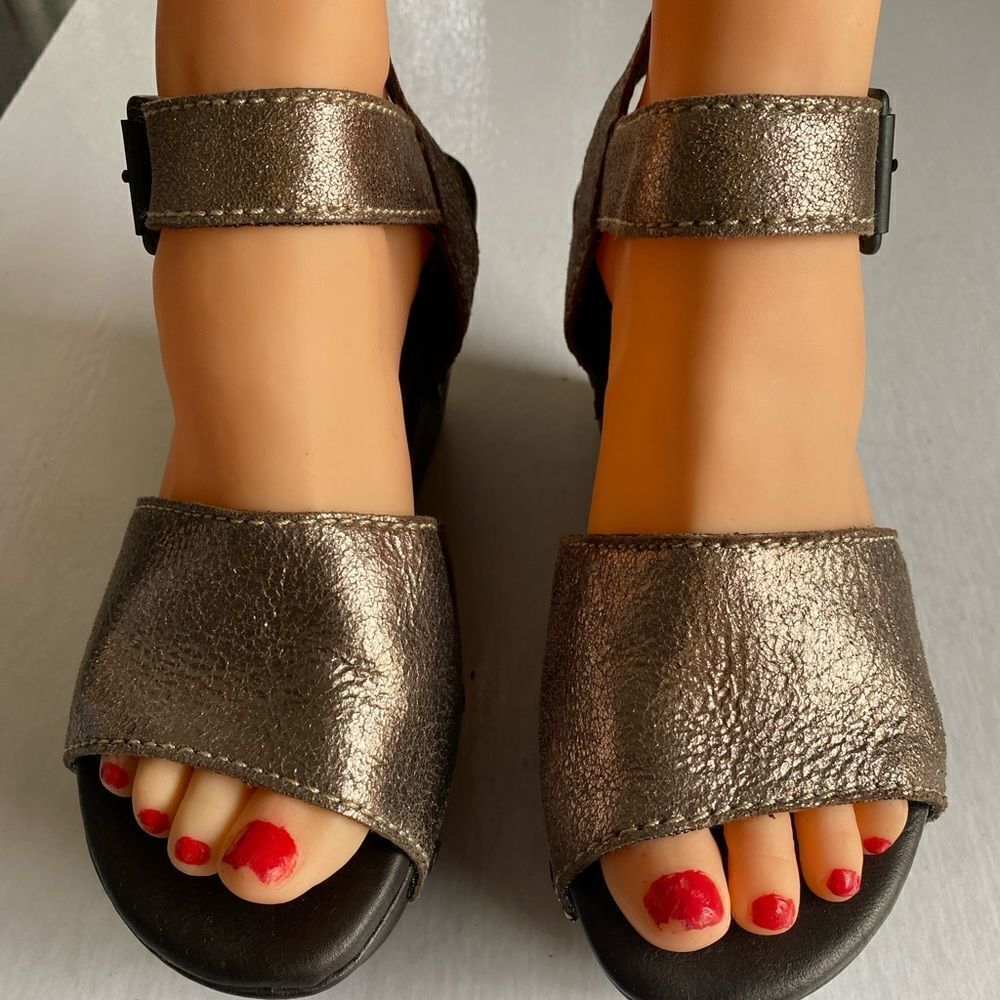 CALVIN KLEIN JEANS Women’s Caren Metallic Wedge Sandals Size 6 1/2